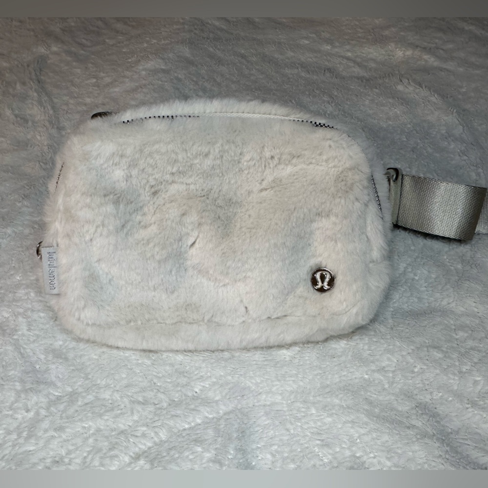 lululemon athletica Everywhere Belt Bag
Plush Fleece - Picture 4 of 9